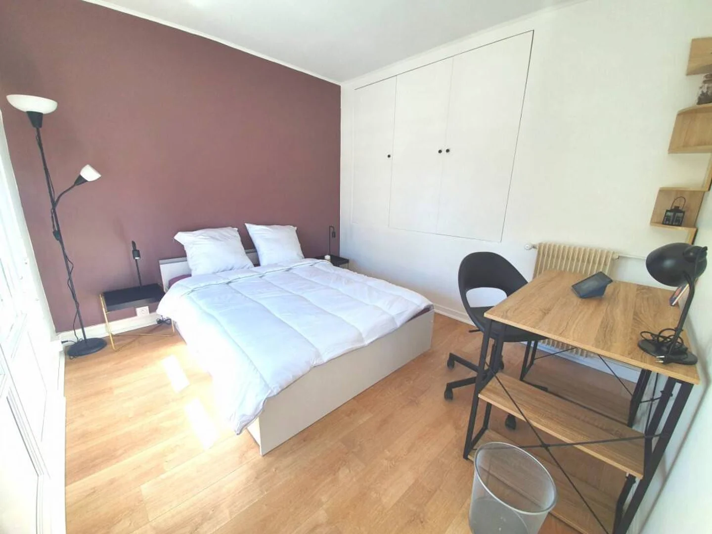 Chambre confortable pour étudiants disponible dans 