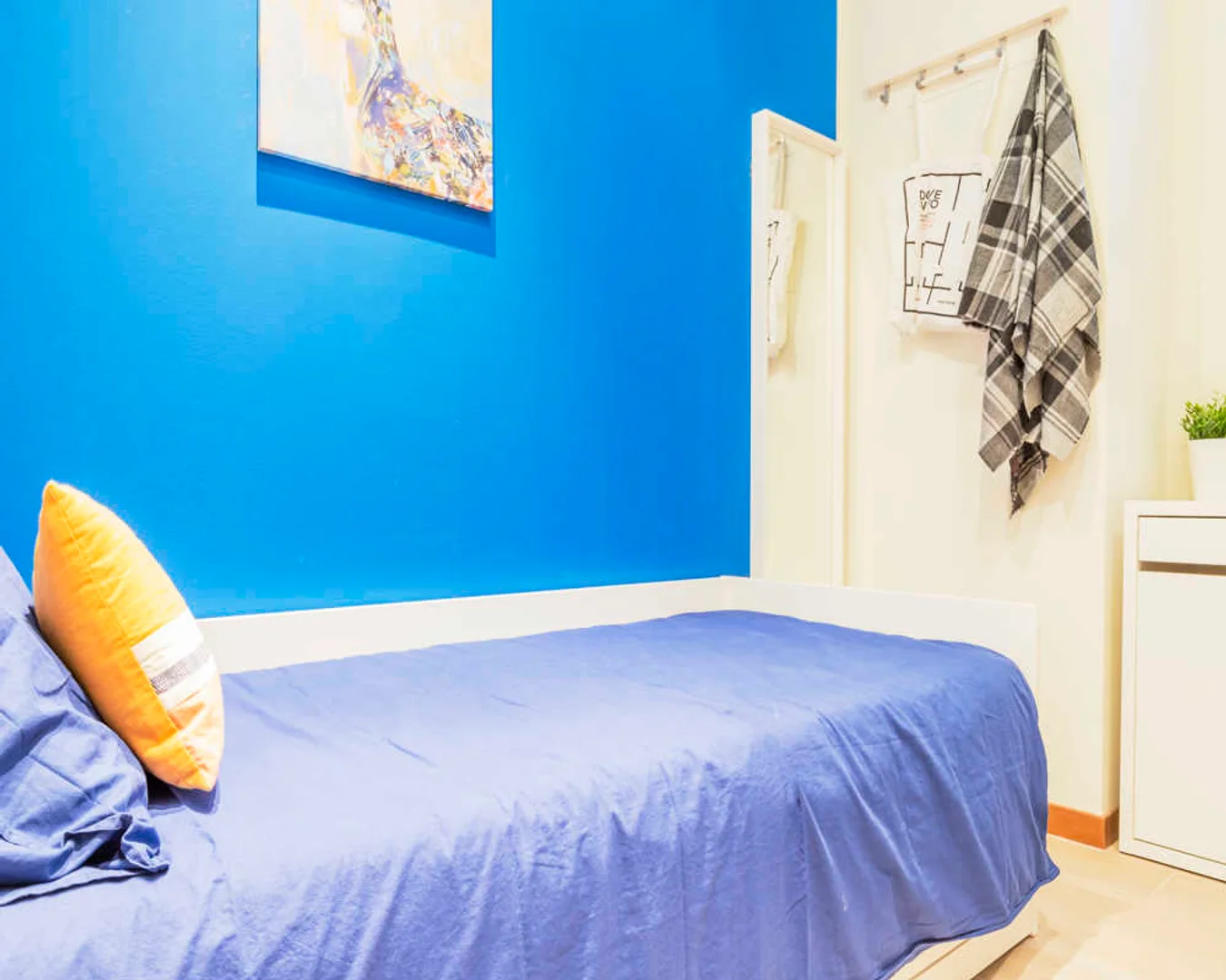 Habitación estudiantil luminosa y aireada con fácil acceso a la universidad en