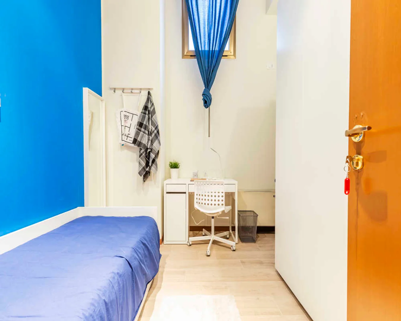 Habitación asequible para estudiantes con buena iluminación en