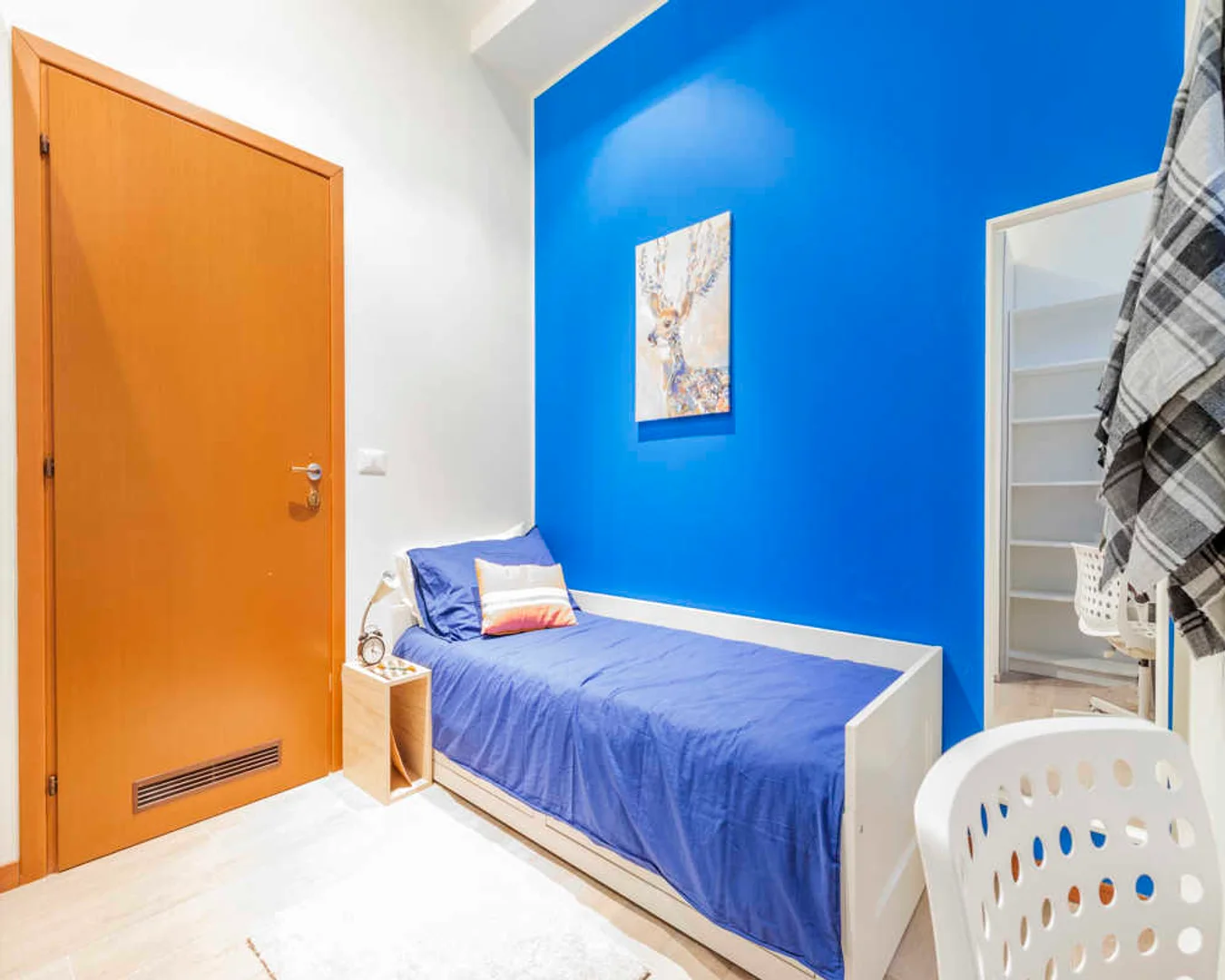Habitación estudiantil amplia y cómoda en