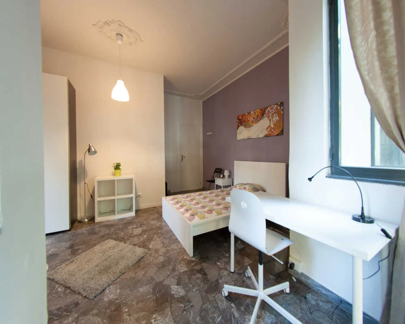 Quarto de estudante confortável e espaçoso em