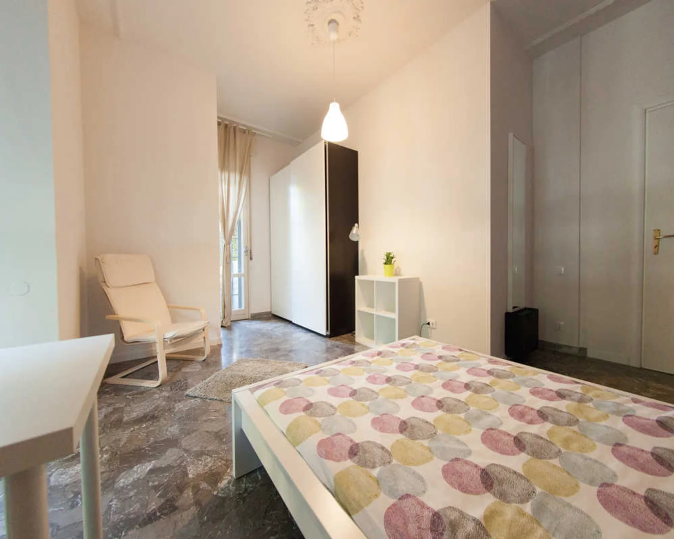 Quarto acolhedor para estudantes disponível em