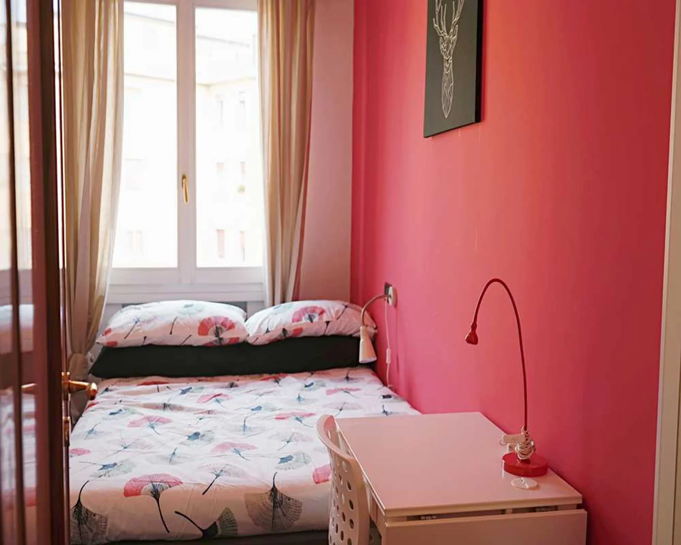 Habitación estudiantil luminosa y aireada con fácil acceso a la universidad en