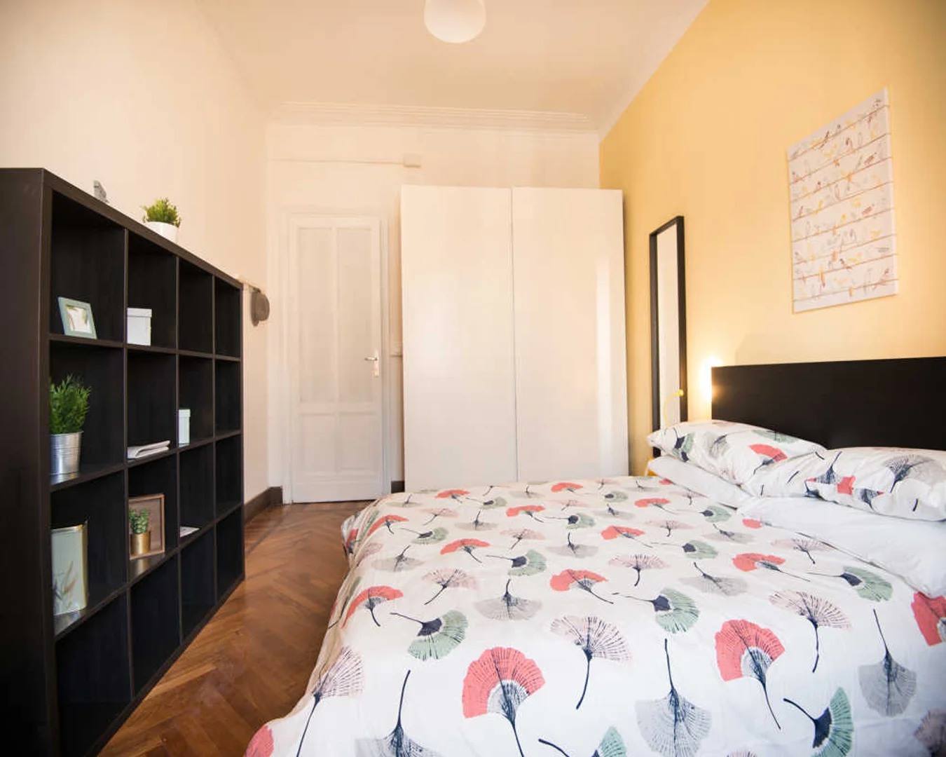 Habitación estudiantil luminosa y aireada con fácil acceso a la universidad en 