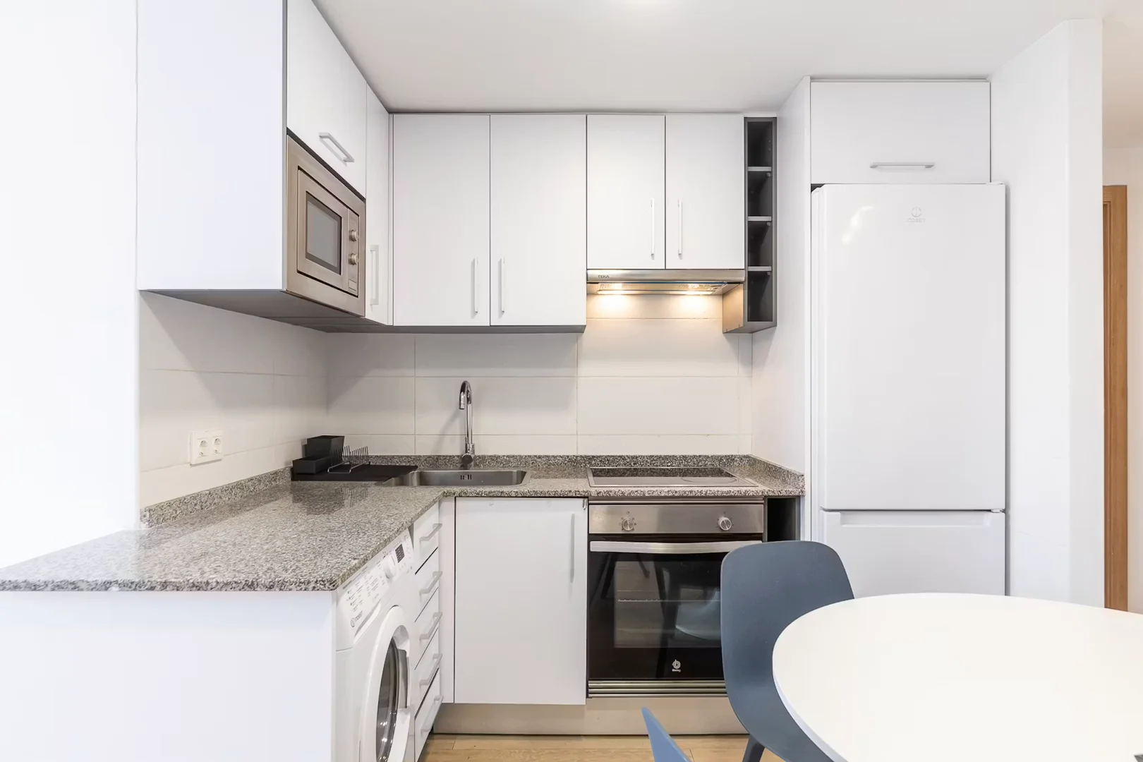 Habitación estudiantil funcional perfecta para estudiar en 