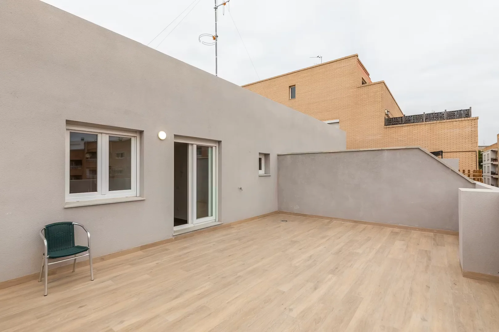 Habitación estudiantil funcional perfecta para estudiar en 