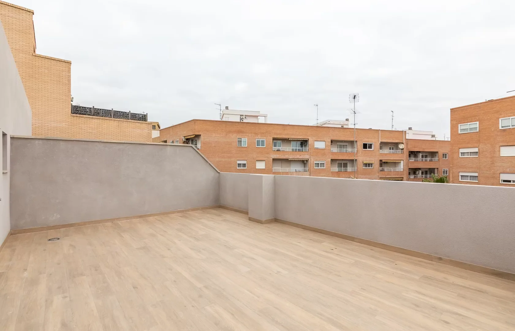 Habitación estudiantil funcional perfecta para estudiar en 