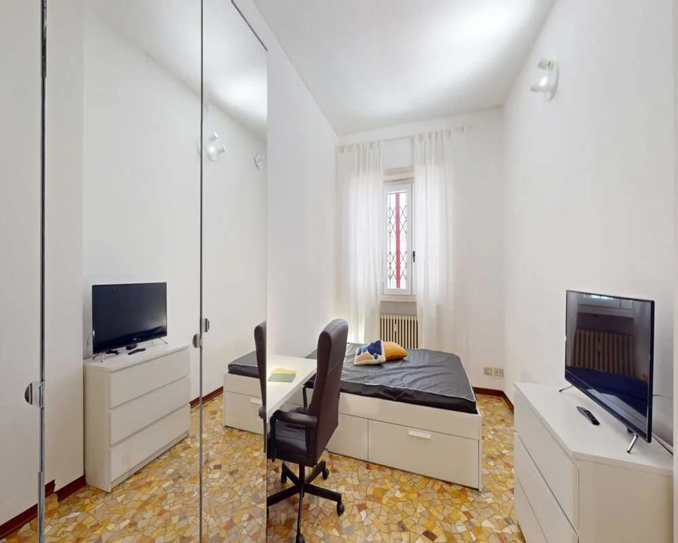Quarto de estudante em  com área de estudo e instalações partilhadas