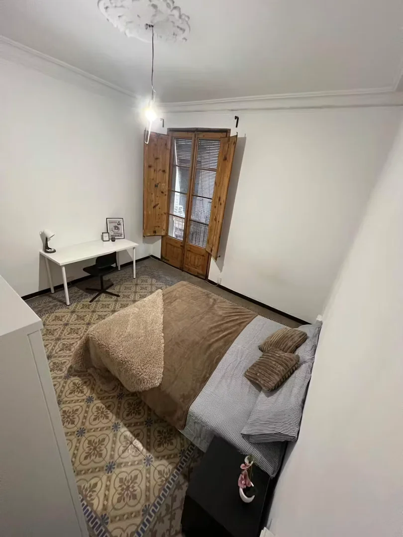 Habitación estudiantil amplia y cómoda en 
