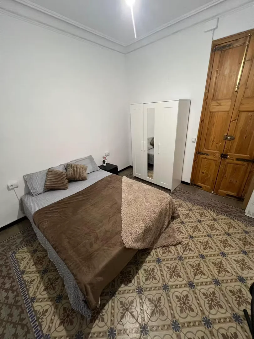 Habitación estudiantil luminosa y aireada con fácil acceso a la universidad en 