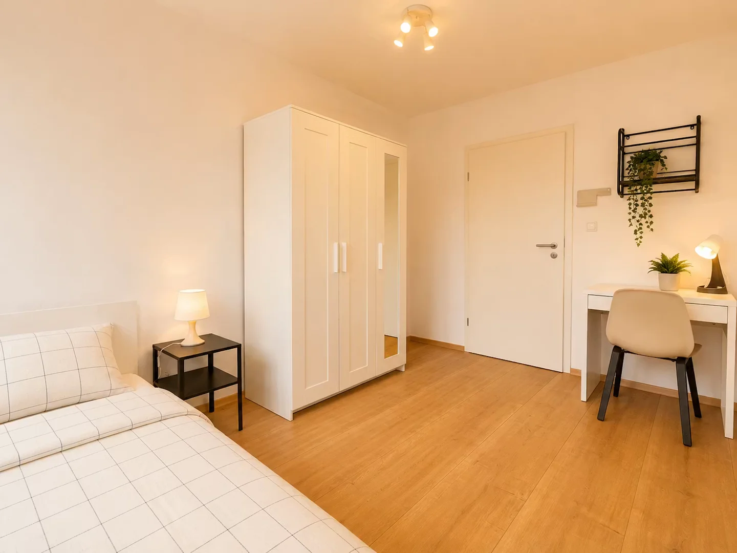 Studentenzimmer in mit Arbeitsbereich und Gemeinschaftseinrichtungen