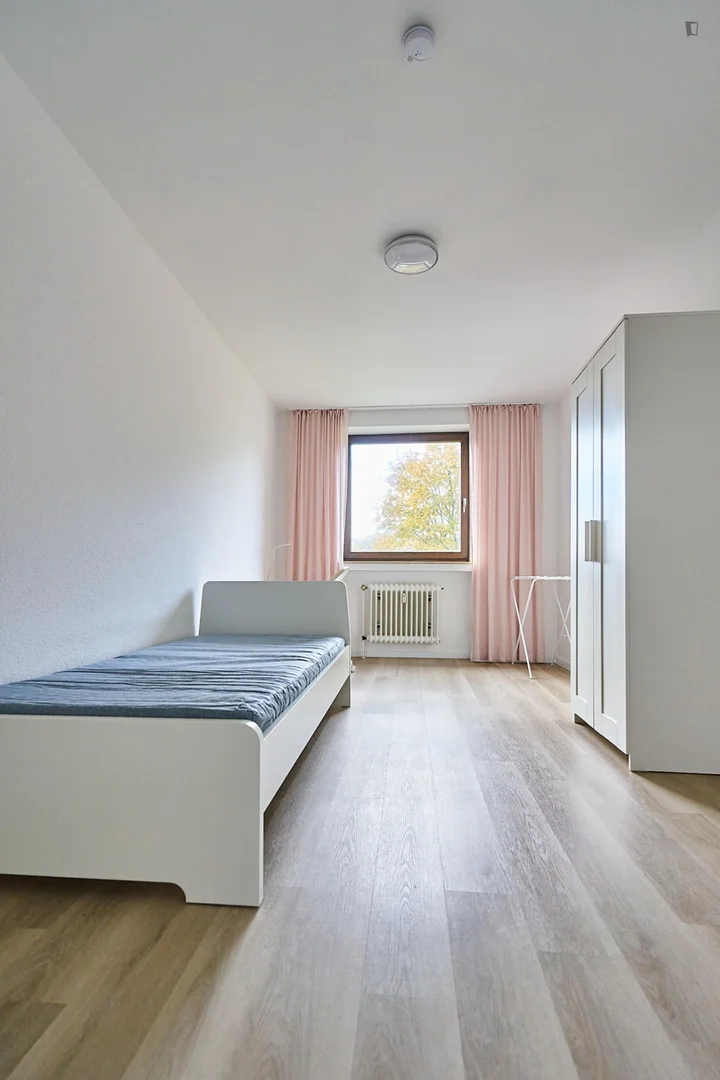 Stanza economica per studenti con ampia illuminazione in 