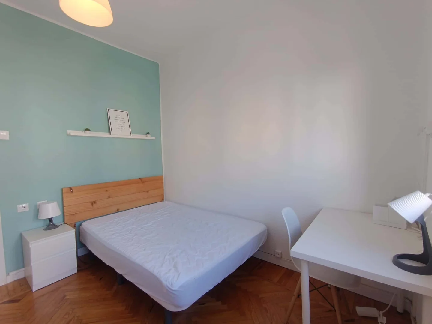Student-friendly room in with modern amenities