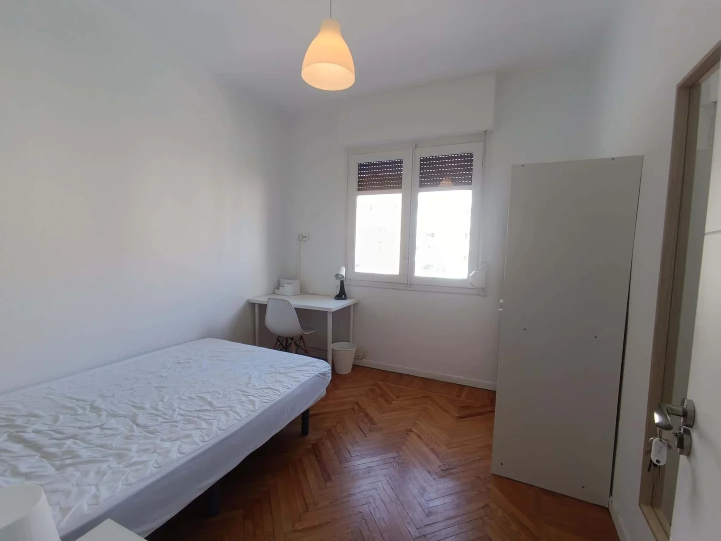Economical student room with convenient location in