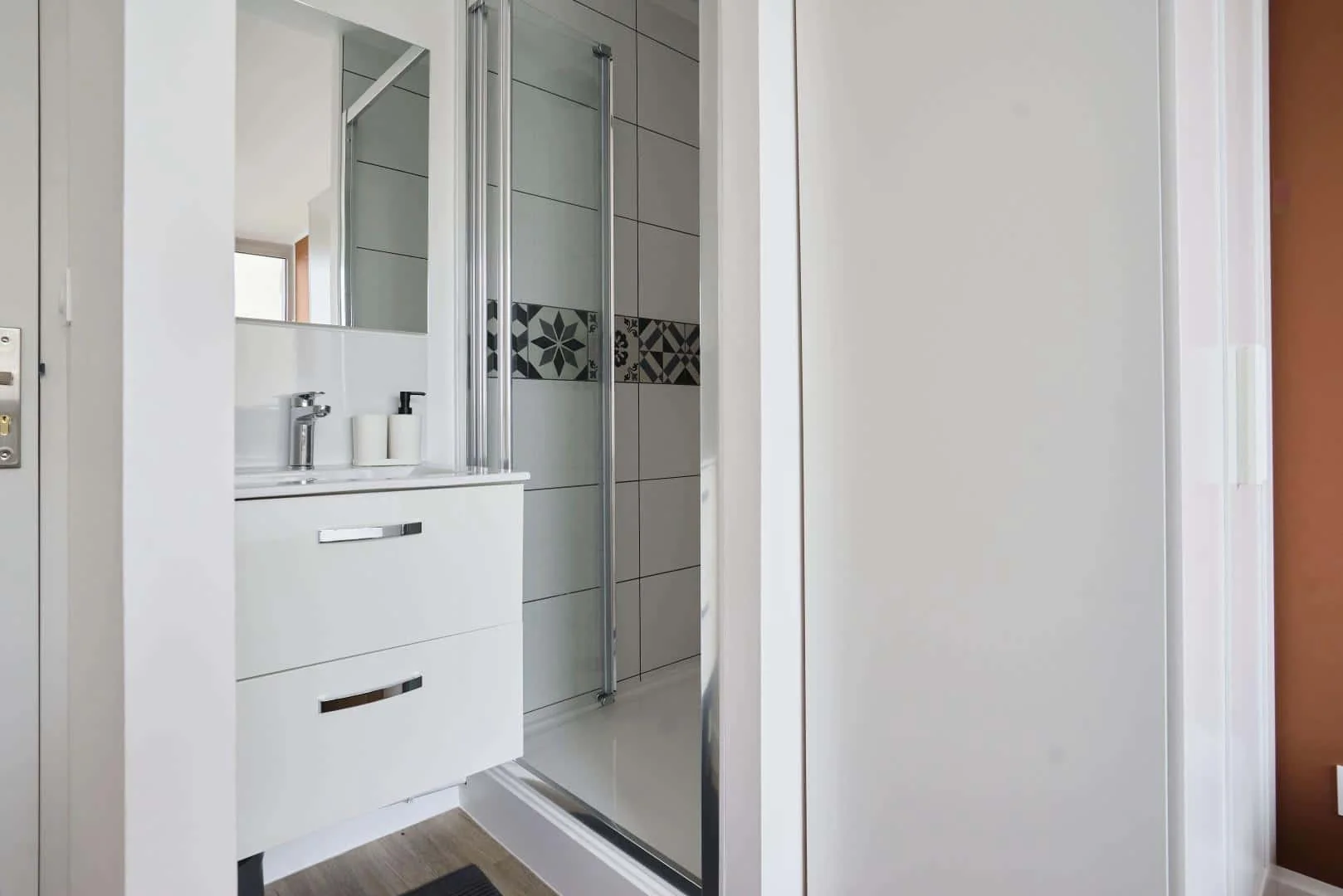 Quarto acessível para estudantes com iluminação ampla em 