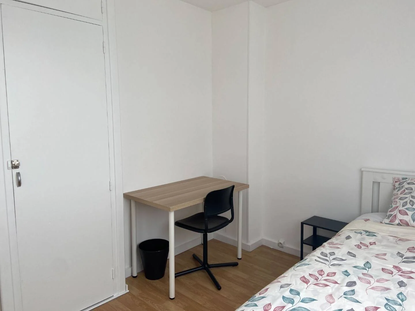 Habitación estudiantil funcional perfecta para estudiar en 