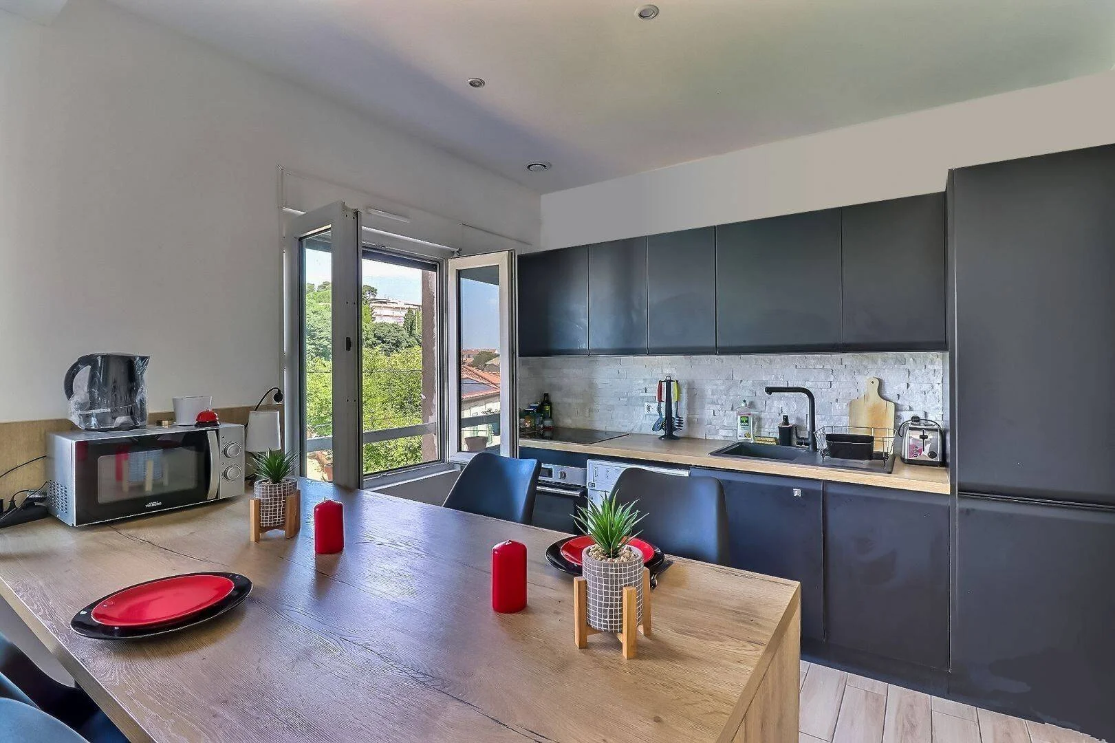 Habitación estudiantil funcional perfecta para estudiar en 
