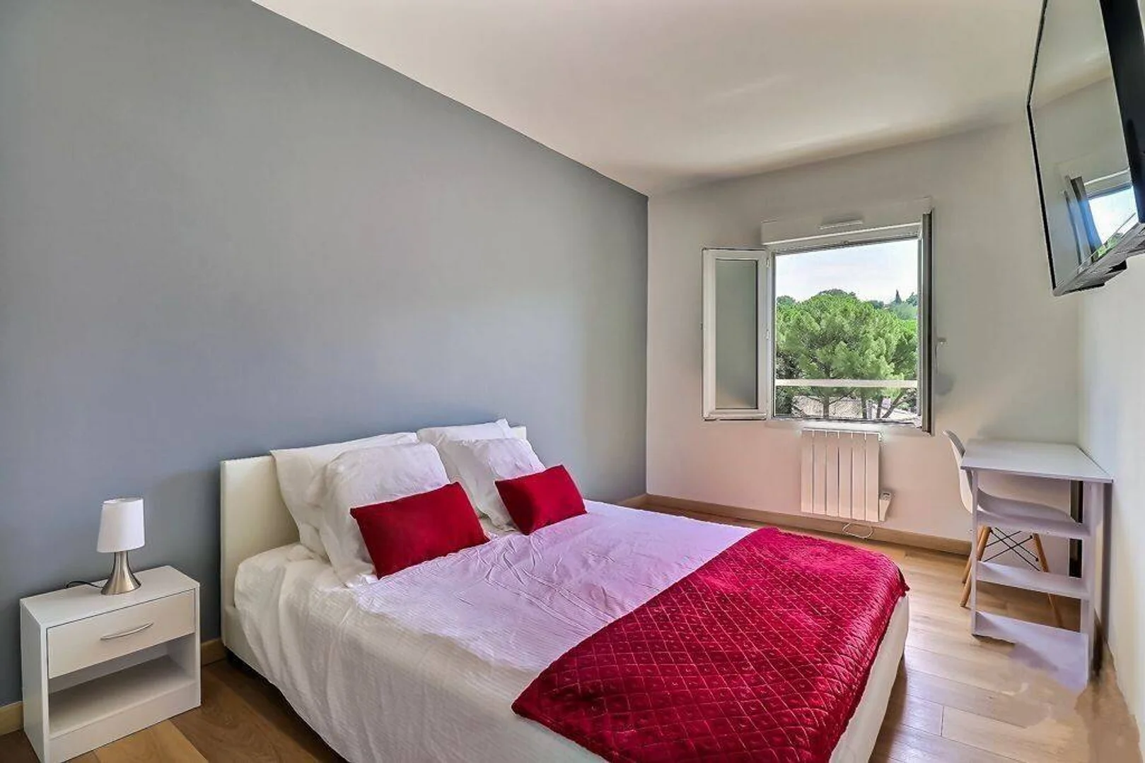 Habitación estudiantil funcional perfecta para estudiar en 
