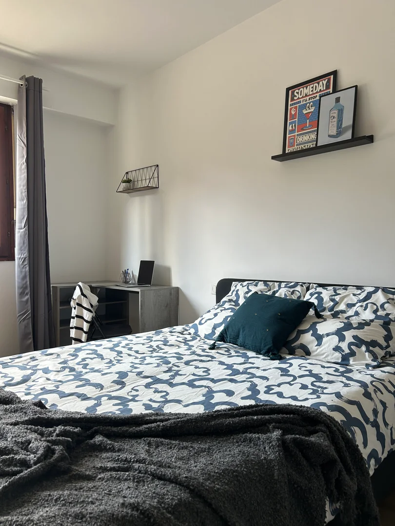 Chambre conviviale pour les étudiants dans  avec des équipements modernes