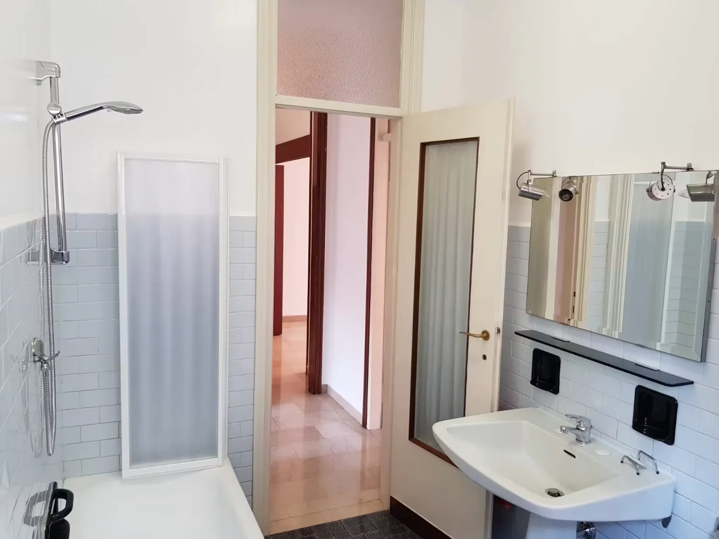 Quarto de estudante económico com localização conveniente em 