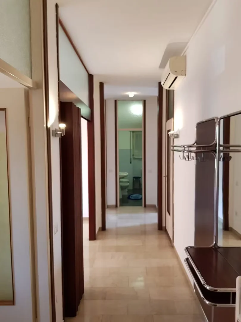 Quarto de estudante económico perto do campus em 