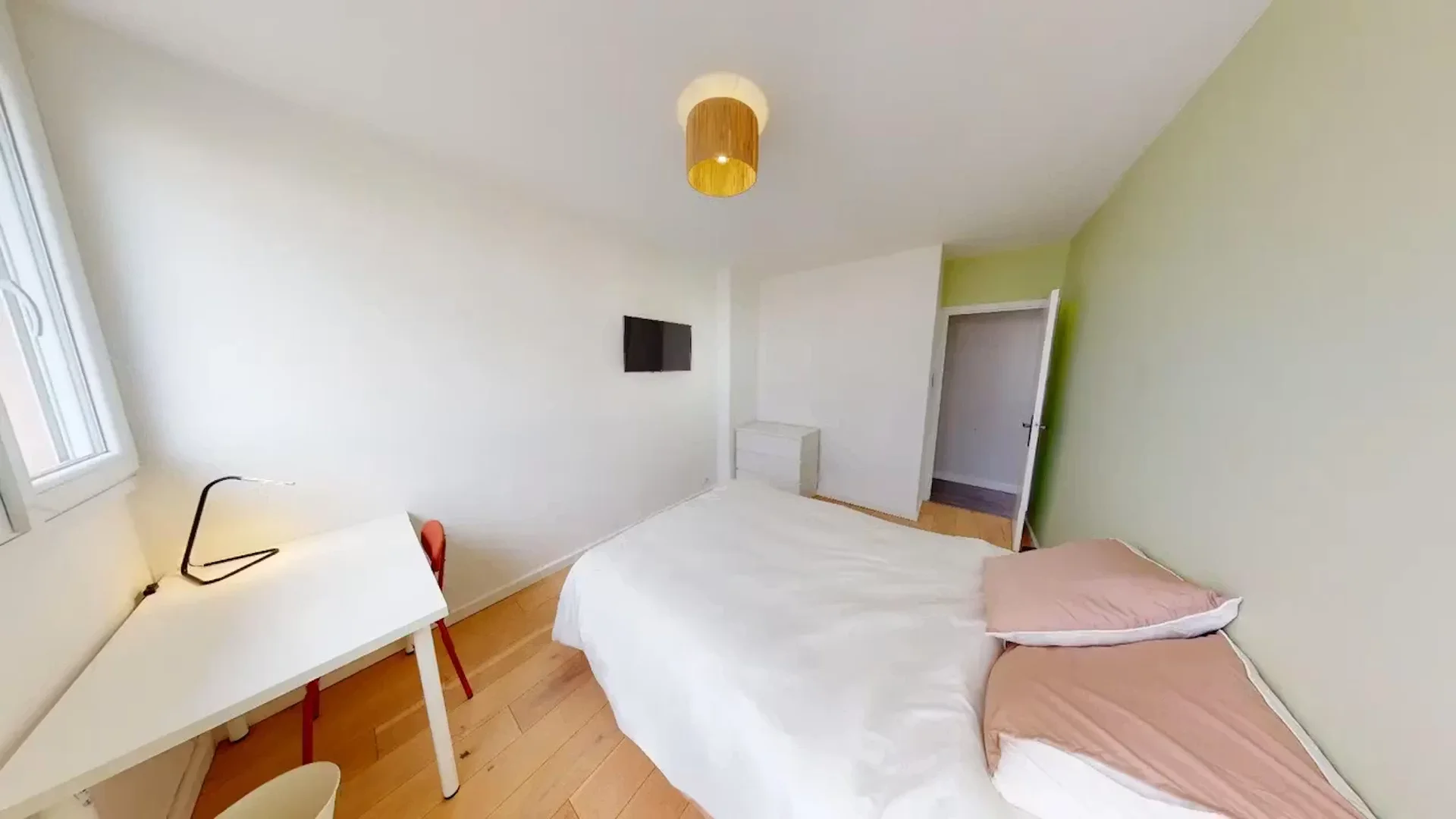 Chambre abordable pour les étudiants avec un bon éclairage dans