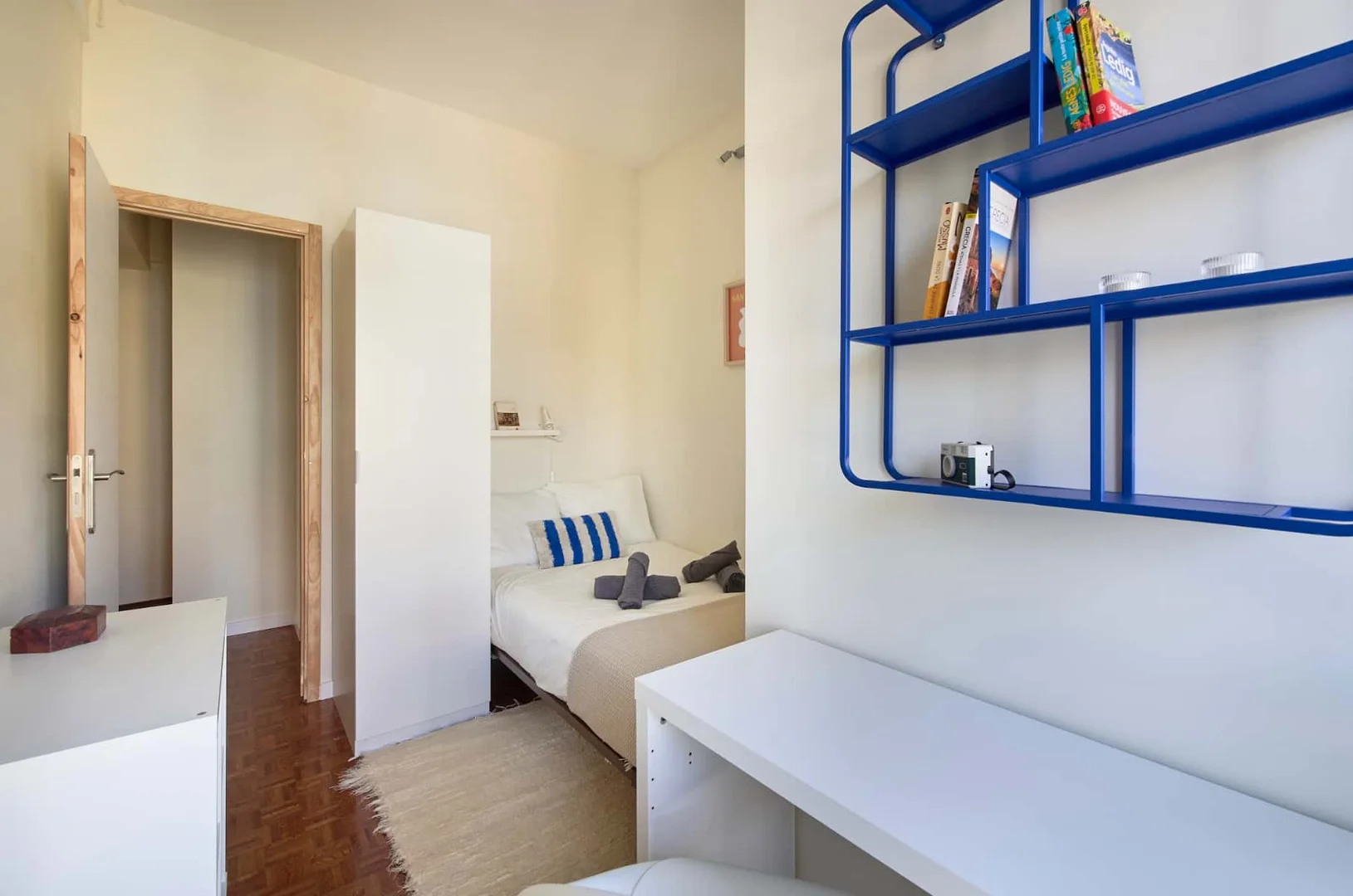 Chambre abordable pour les étudiants avec un bon éclairage dans