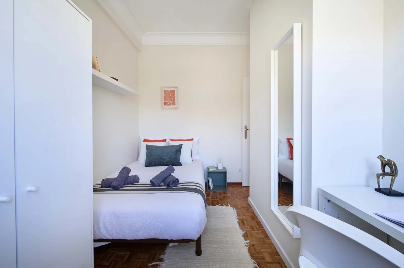 Chambre d'étudiant à avec espace d'étude et installations communes