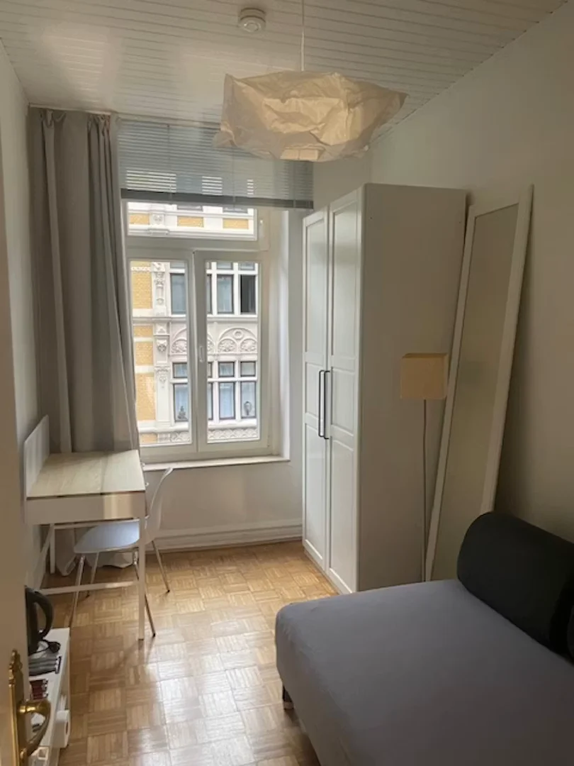 Economical student room with convenient location in 