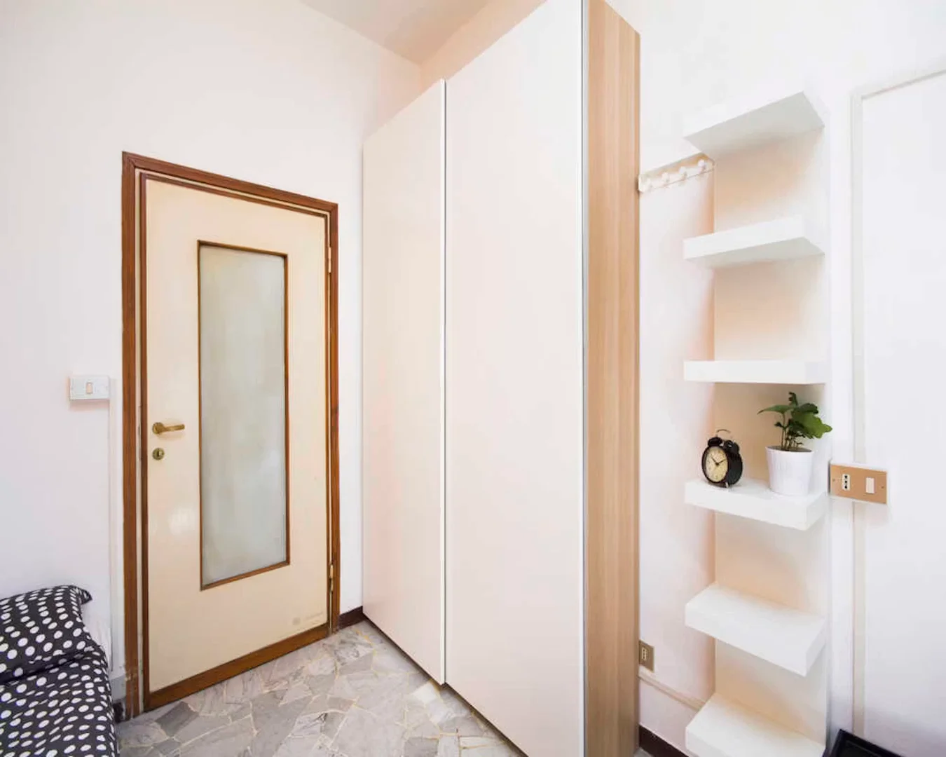 Functional student room perfect for studying in 