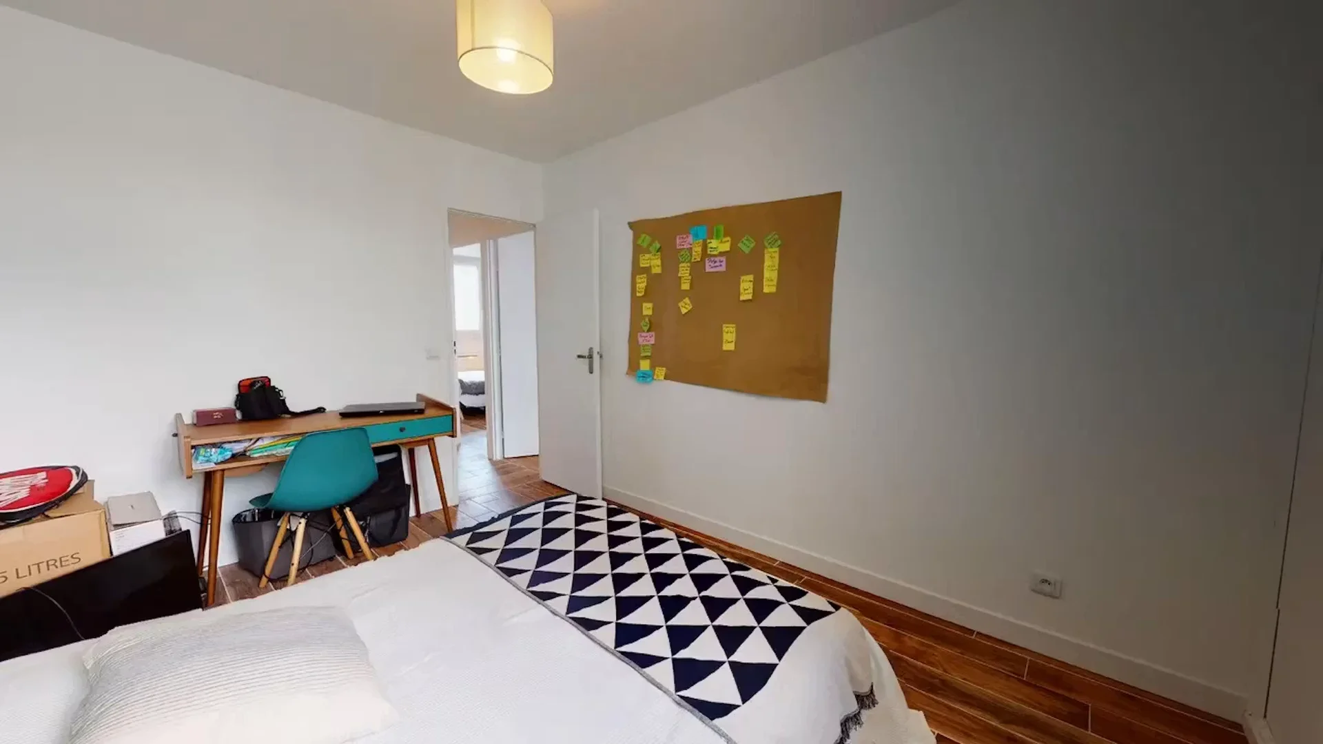 Chambre confortable pour étudiants disponible dans 