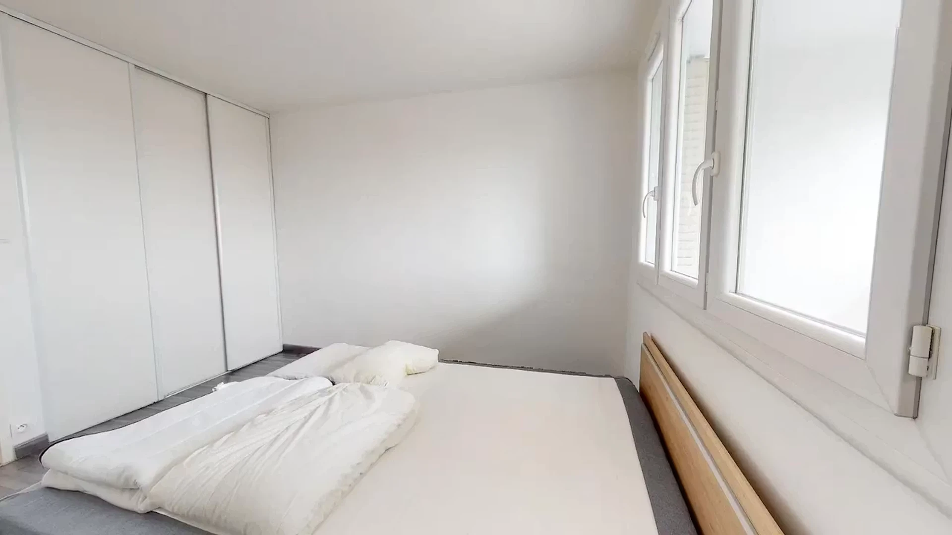 Functional student room perfect for studying in 