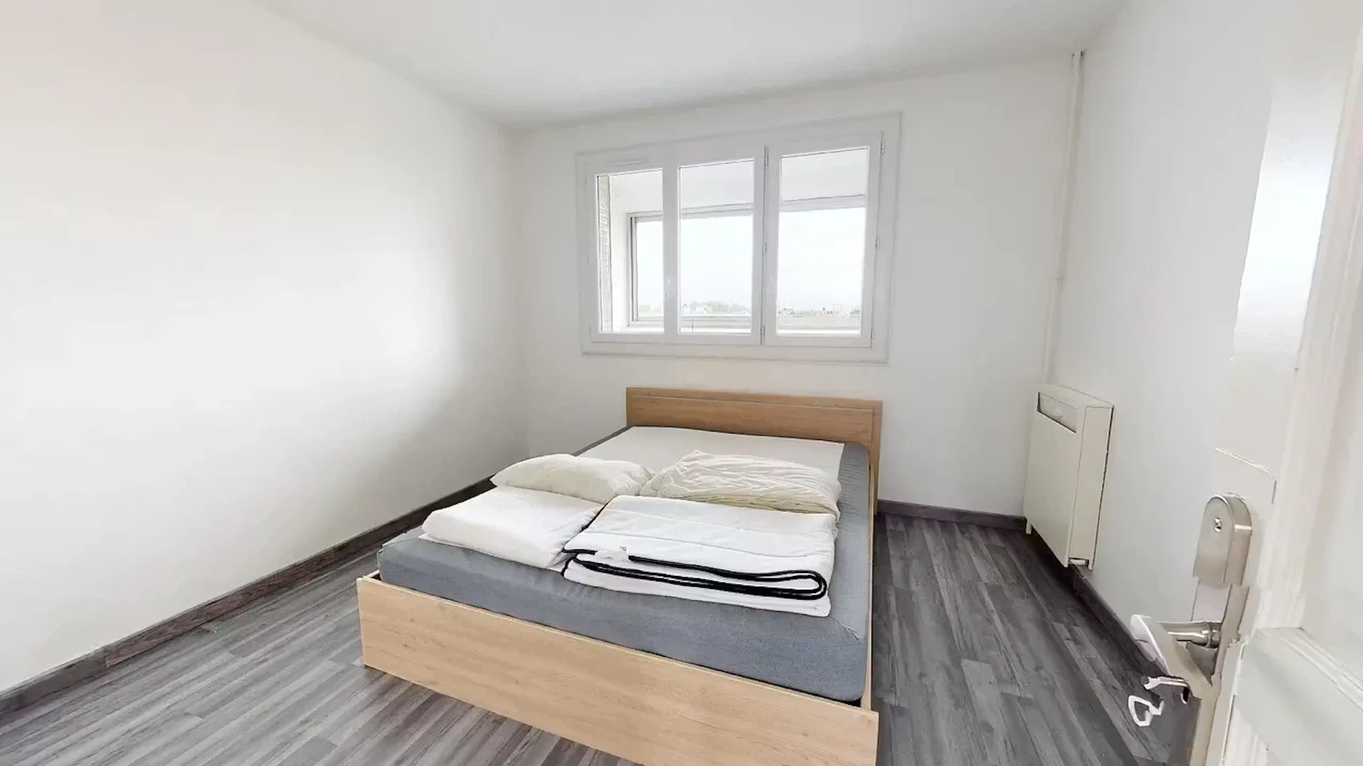 Bright and airy student room with easy university access in 