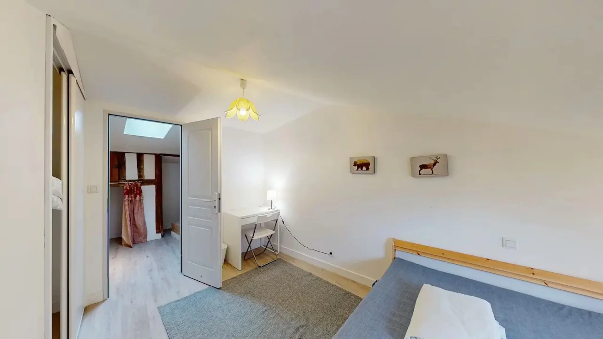 Student-friendly room in with modern amenities