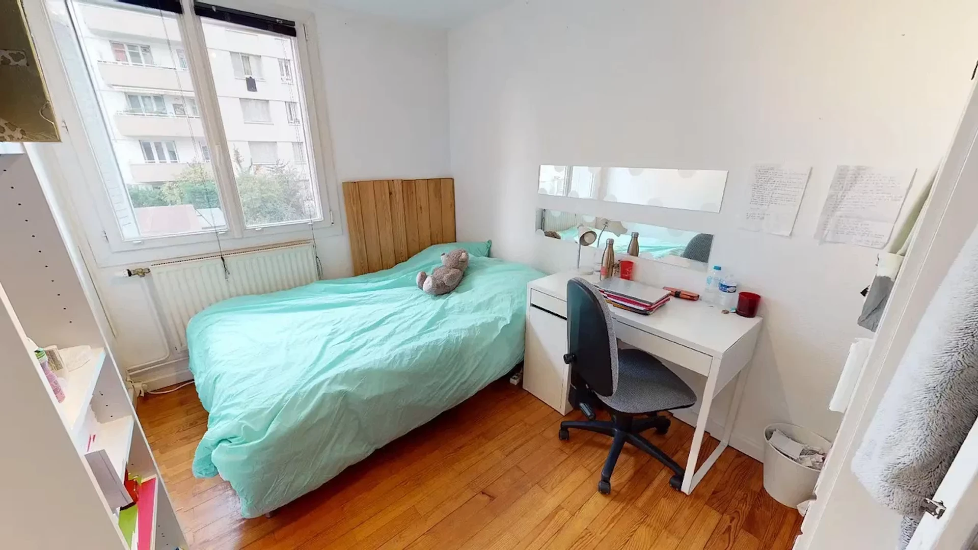 Quarto de estudante luminoso e arejado com acesso fácil à universidade em 