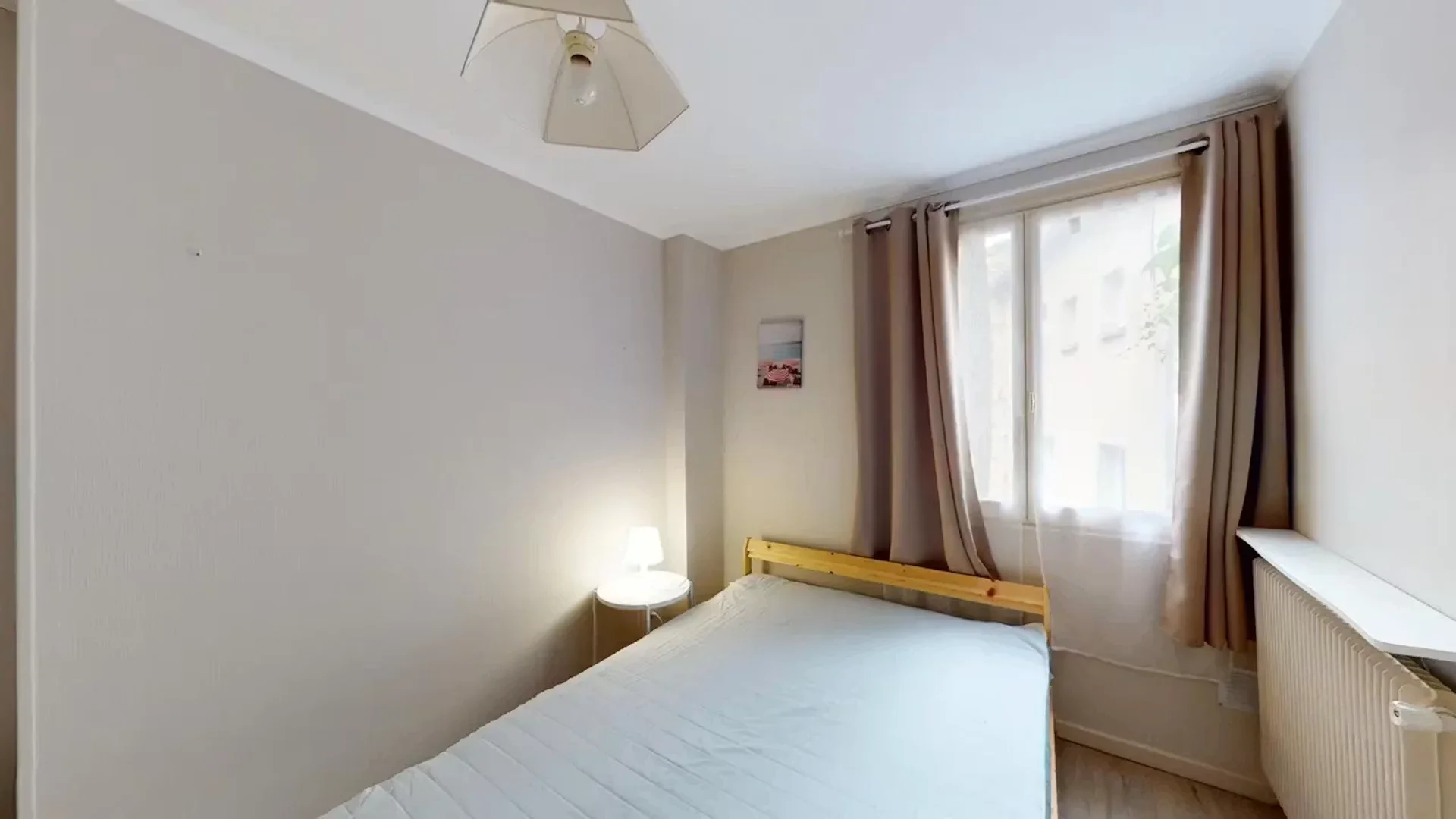 Habitación estudiantil luminosa y aireada con fácil acceso a la universidad en 