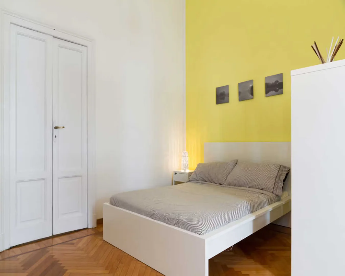 Stanza economica per studenti con ampia illuminazione in 