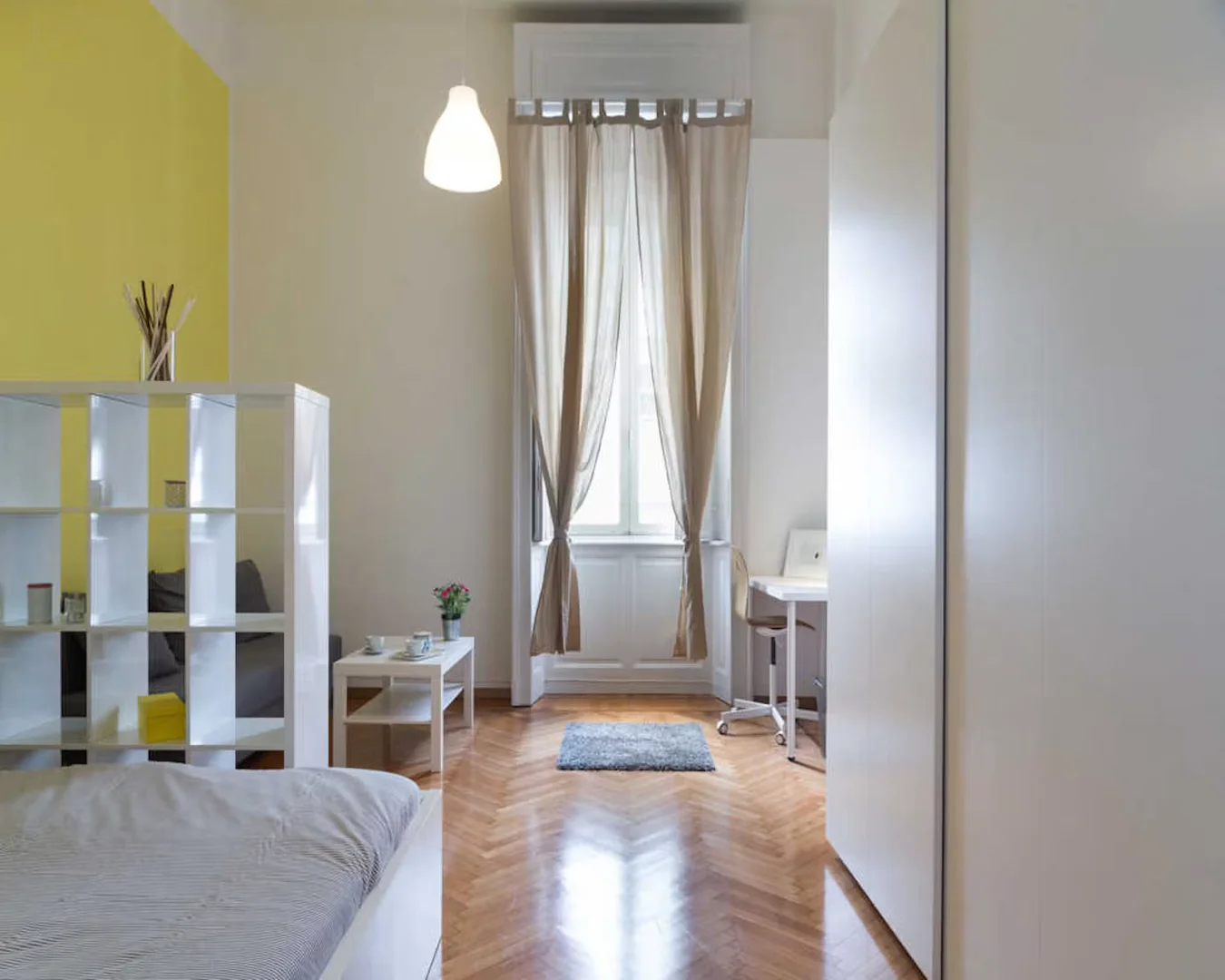 Stanza economica per studenti con ampia illuminazione in 