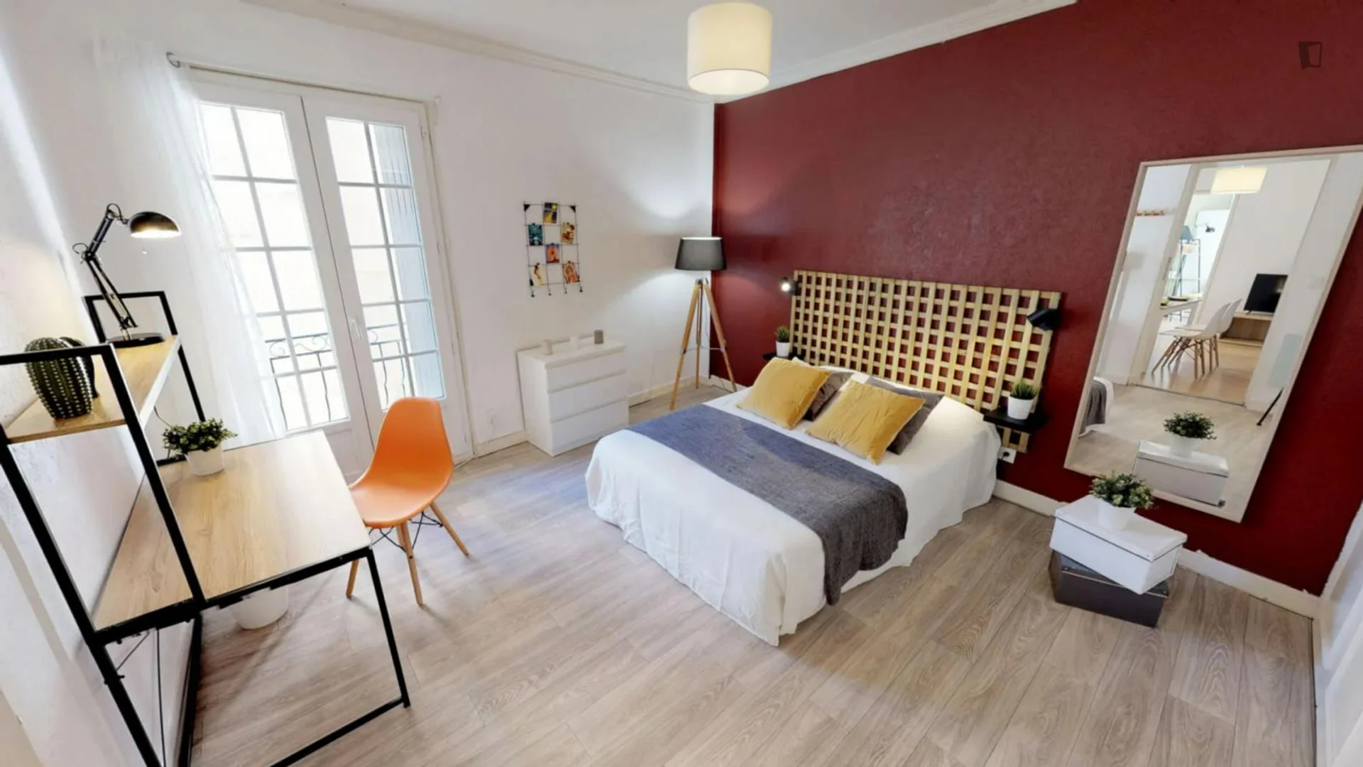 Chambre d'étudiant à avec espace d'étude et installations communes