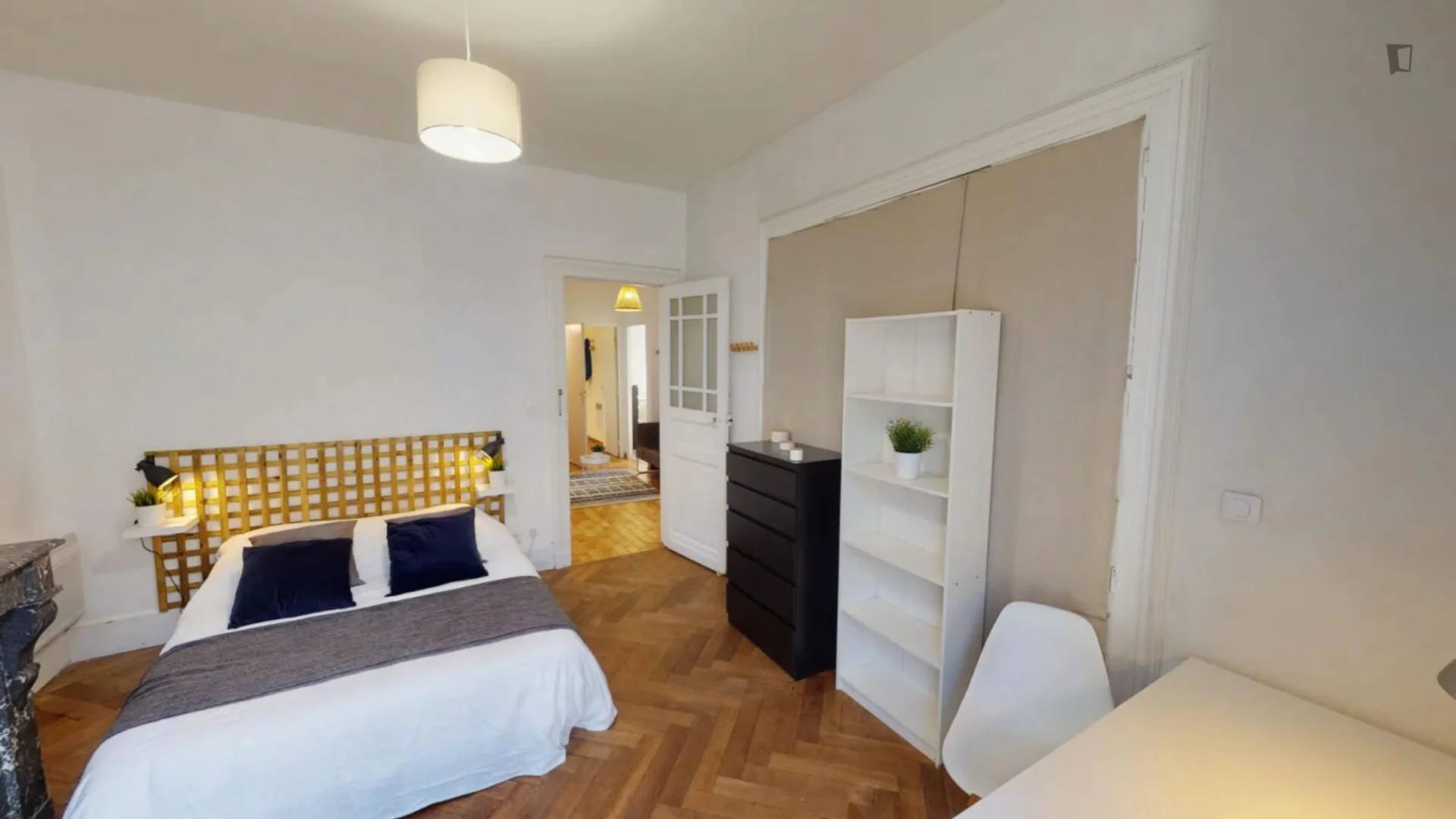 Chambre confortable pour étudiants disponible dans 