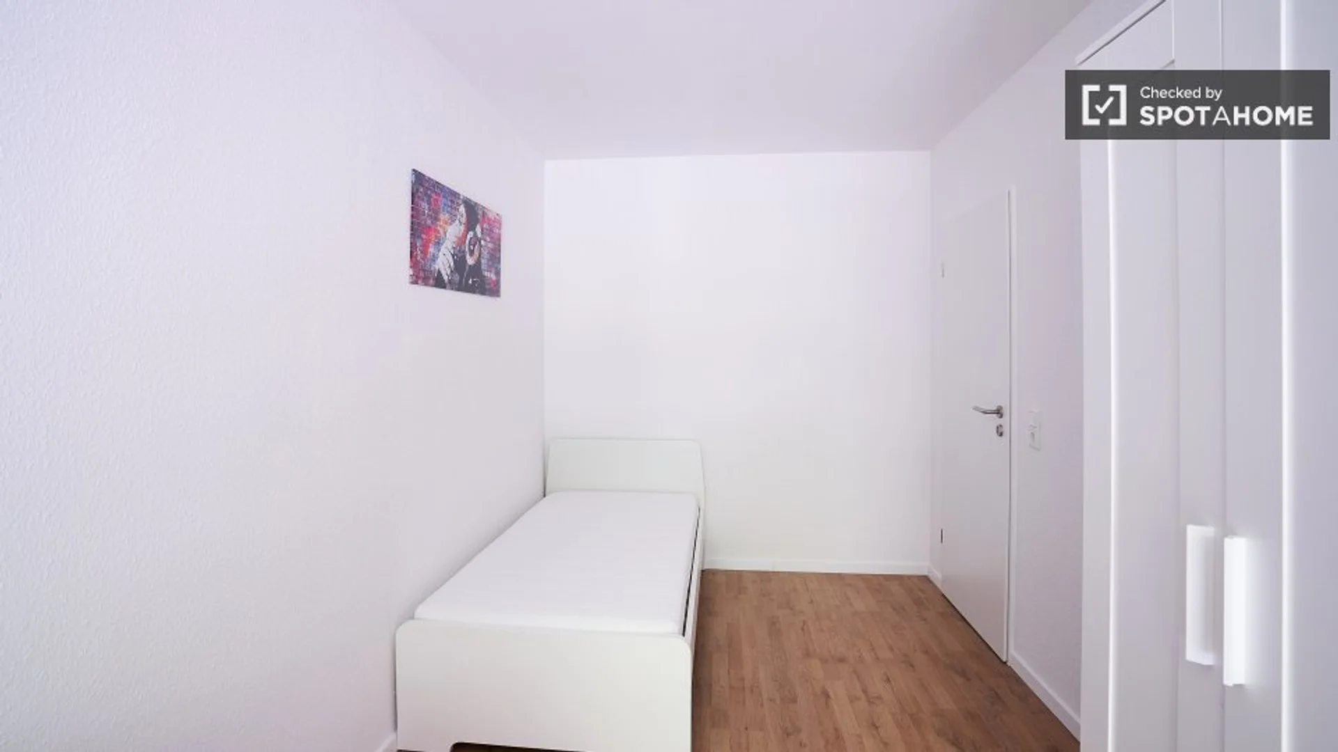Studentenzimmer in  mit Arbeitsbereich und Gemeinschaftseinrichtungen