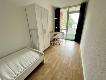 Dusseldorf de ortak bir dairede kiralık oda