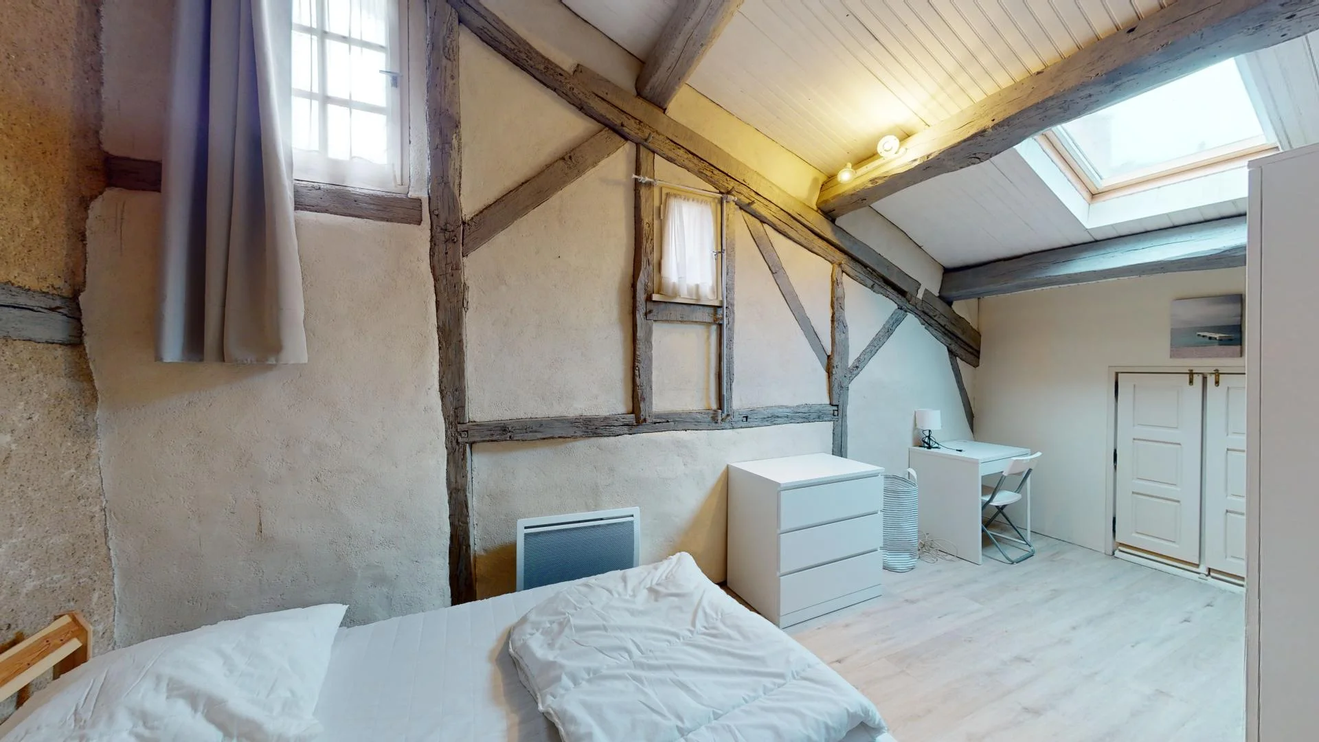 Quarto de estudante em  com área de estudo e instalações partilhadas