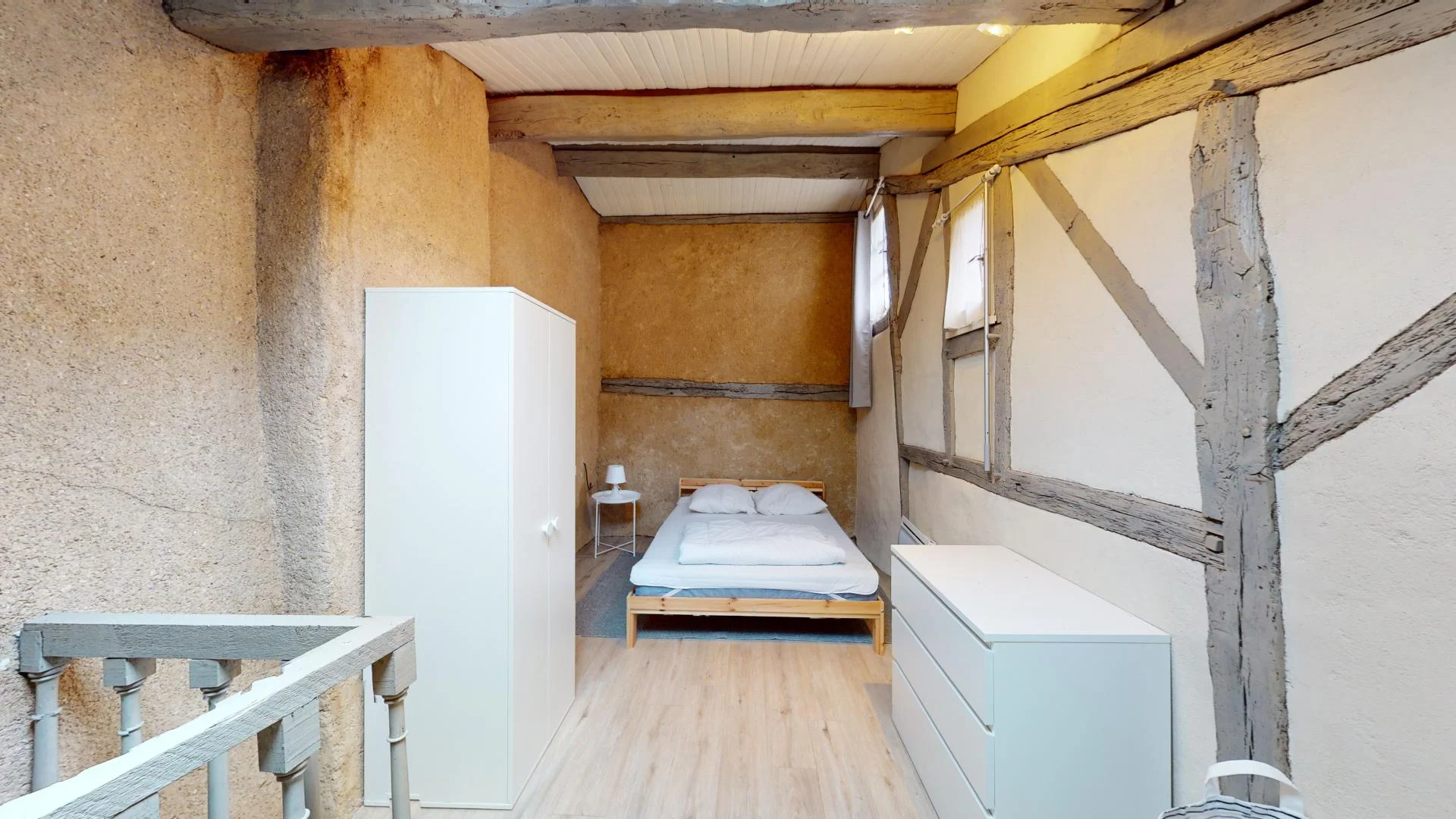 Quarto acessível para estudantes com iluminação ampla em 
