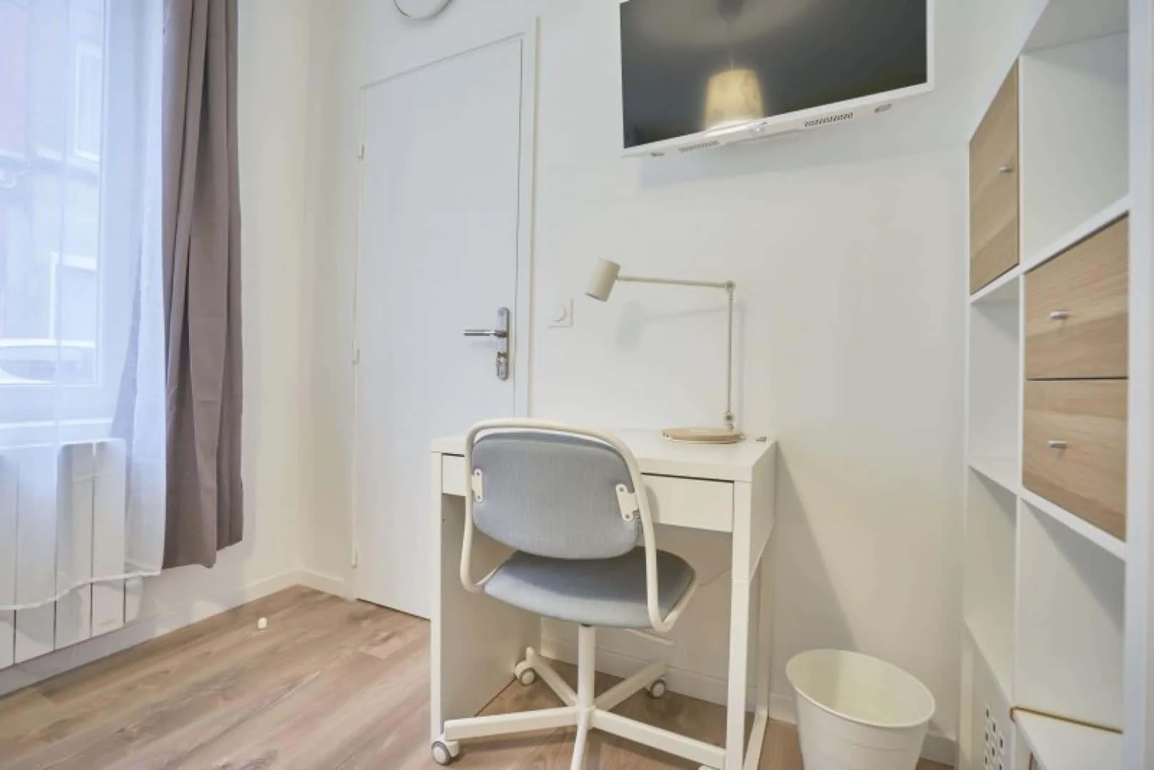 Habitación estudiantil luminosa y aireada con fácil acceso a la universidad en