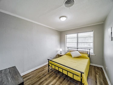 Renting rooms by the month in Fort-worth