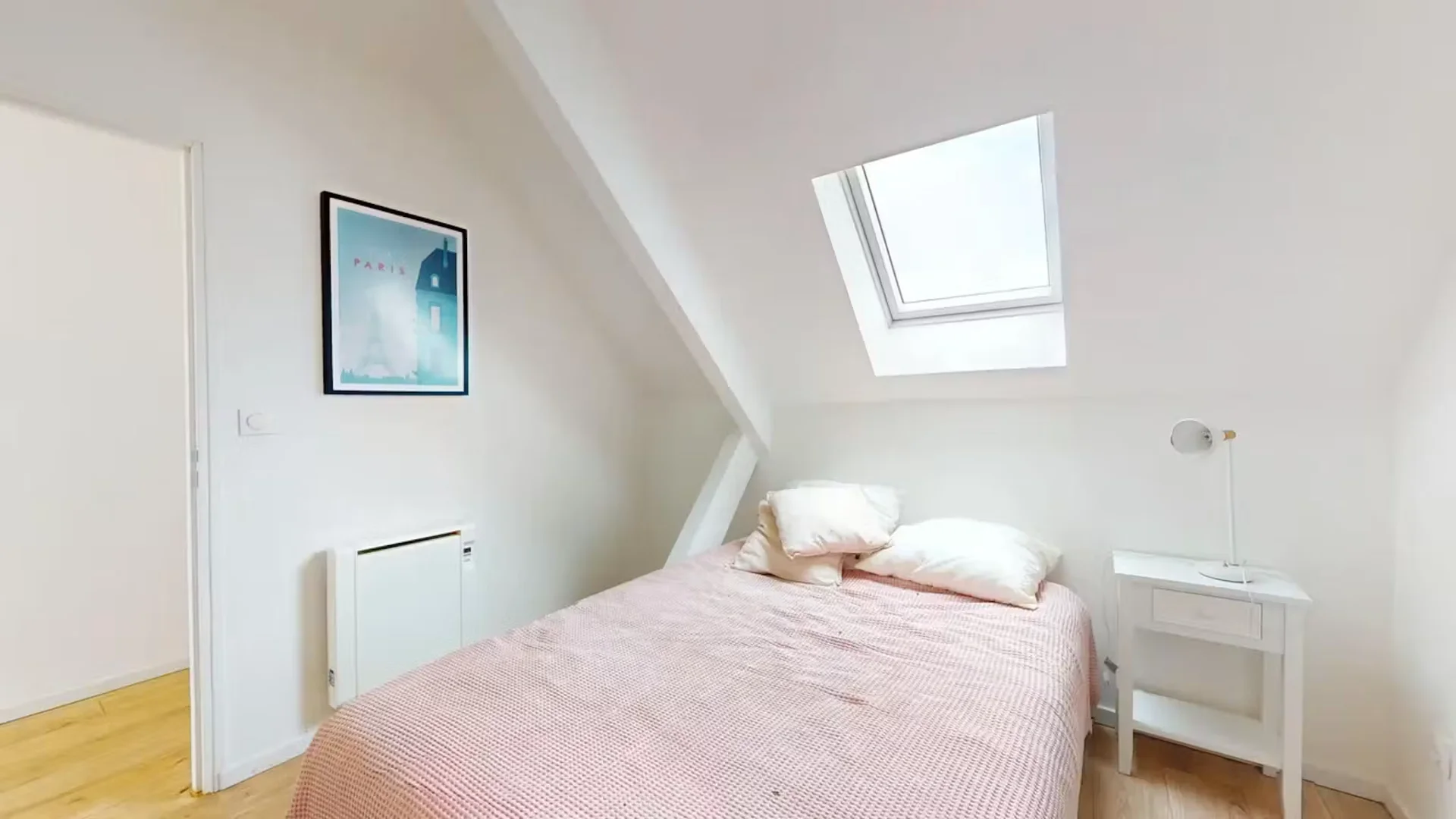 Quarto de estudante confortável e espaçoso em