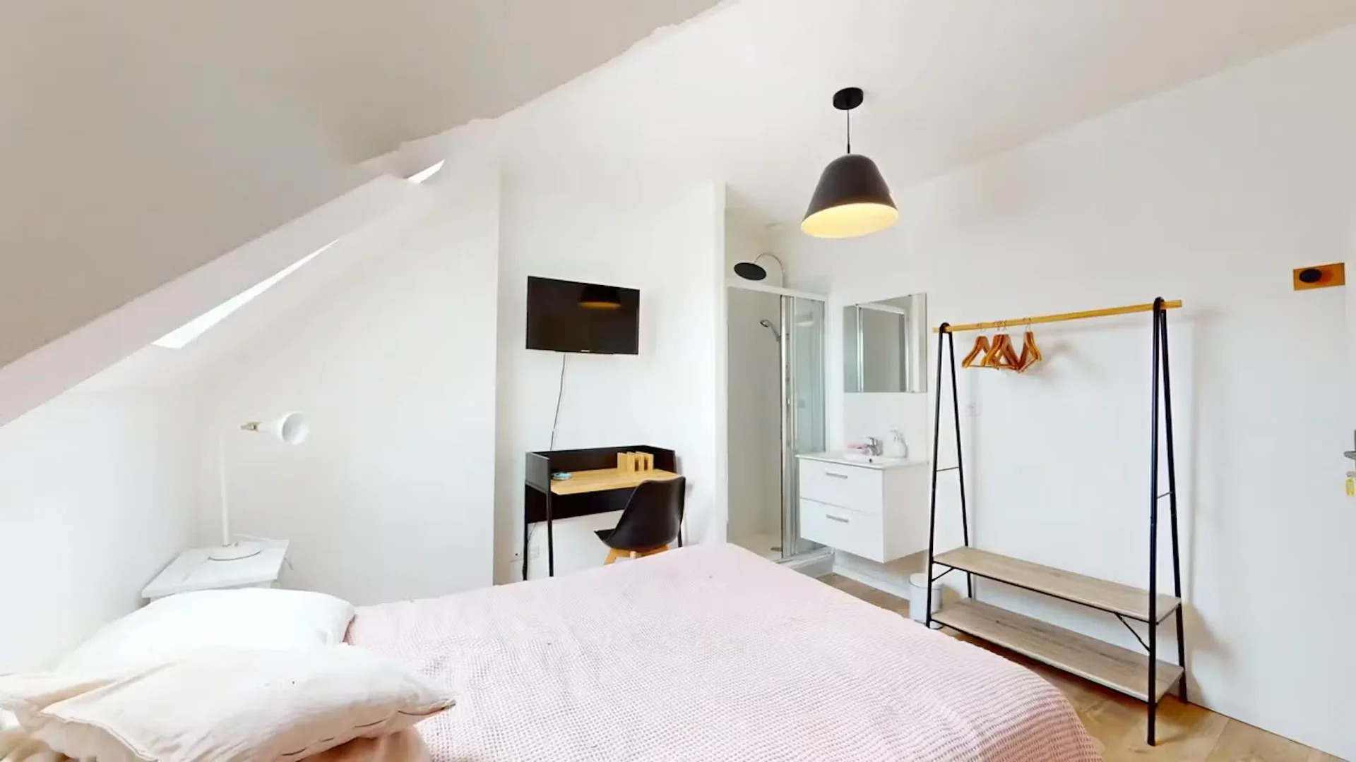 Quarto de estudante confortável e espaçoso em