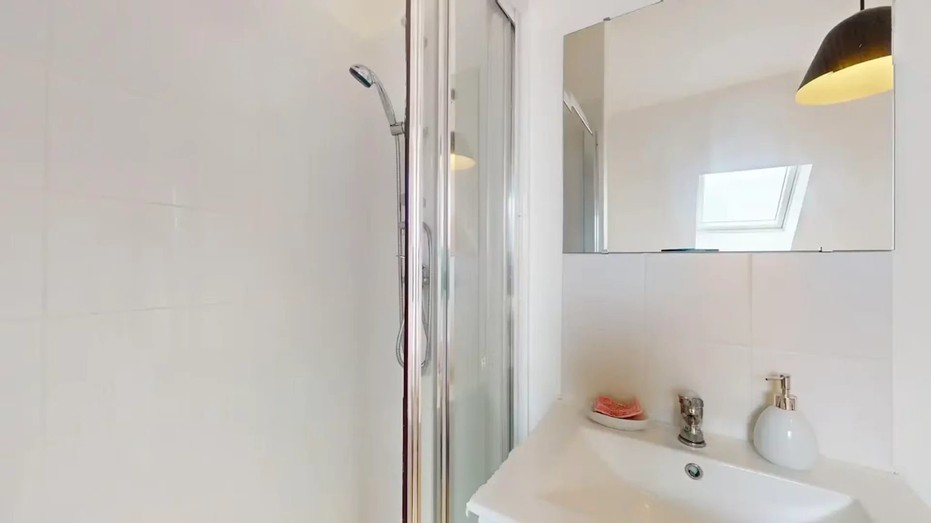 Quarto amigo do estudante em com comodidades modernas