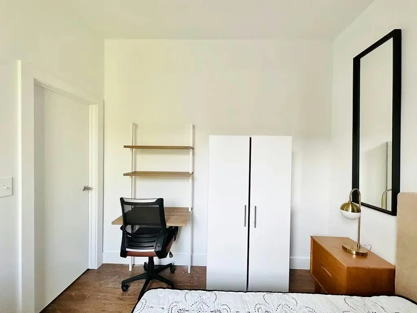 Studentenzimmer in  mit Arbeitsbereich und Gemeinschaftseinrichtungen